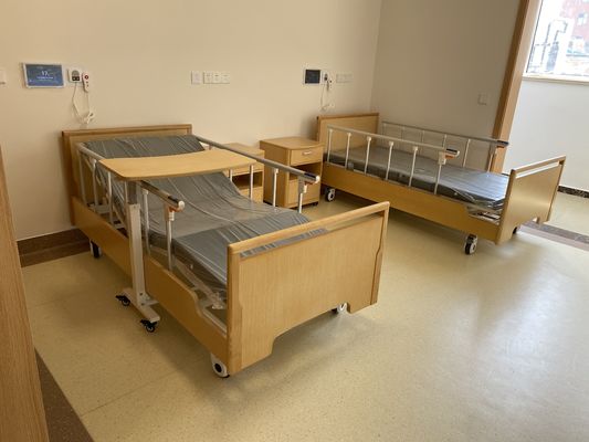 Деревянная кровать ухода кровати домашнего ухода 3 функций изголовья 700mm электрическая