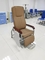 Двиньте под углом свободно регулируемый коричневый материал PU стула вливания больницы