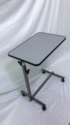 Откидной столик больничной койки пациентов 700mmx1010mm Overbed с колесами